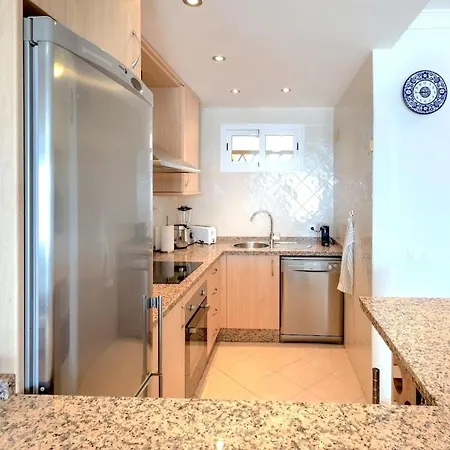 Lovely 2 Bed In Santa Maria Village Rdr564 マルベーリャ