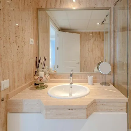 Lovely 2 Bed In Santa Maria Village Rdr564 マルベーリャ